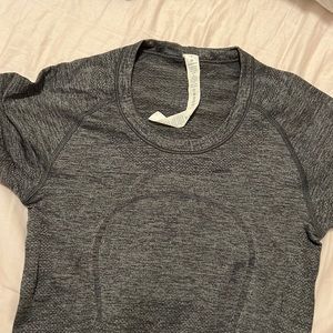 Swiftly tech women’s lululemon size 4 short sleeve